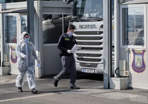 Tensiuni în vamă: „Medicii sunt scuipați și înjurați”, spune șeful DSP Arad. Câți dintre românii veniți acasă de Sărbători au fost carantinați