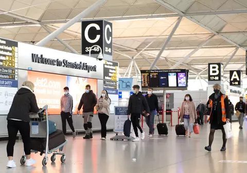 Românii blocați pe Aeroportul Stansted, după ce primul zbor Londra - Baia Mare a fost anulat, trimiși la Budapesta