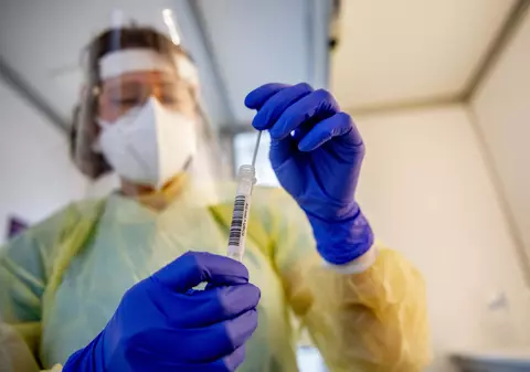 Omicron, mai ușor de detectat. Un nou tip de test PCR va identifica tulpina, fără să mai fie nevoie de secvențiere