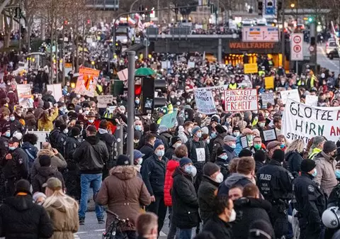 Noi proteste în Germania față de măsurile anti-COVID. Mii de oameni au ieșit în stradă