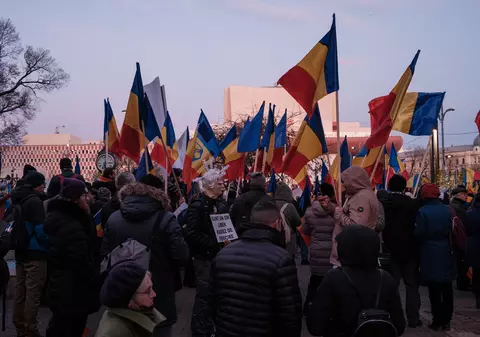 Protest anti-restricții, de Ziua Națională, în București. Sunt câteva sute de persoane în Piața Universității