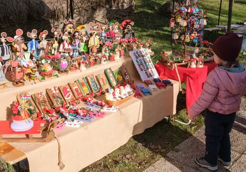 Muzeul Satului e în sărbătoare. Târg special de Crăciun cu cadouri tradiționale, dar și cozonaci, murături sau zacuscă
