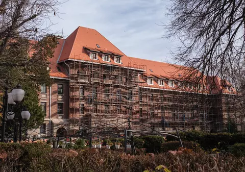 Povestea Hotelului Triumf, care renaște din propria cenușă. Acoperișul, refăcut în totalitate după incendiul de anul trecut