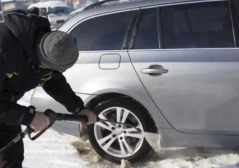 Cum poți proteja vopseaua mașinii tale pe timp de iarnă