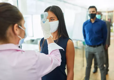 Numărul angajaților care ar demisiona, în cazul vaccinării obligatorii, de două ori mai mare în România decât media globală