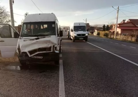 Accident cu microbuzul școlar în județul Bacău: 7 copii, transportați la spital