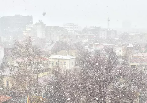 Ninge în București. Cum va fi vremea în zilele următoare