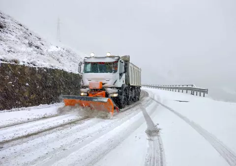 Drumuri înzăpezite în nordul țării și la munte. Codul galben de ninsori, în vigoare până miercuri seară