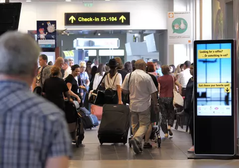 Țara cu valizele gata făcute în dulap. De ce nu am plecat, de ce de fapt nu am rămas