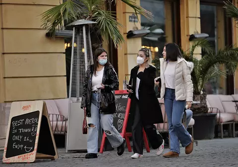 Măsurile de relaxare care au intrat în vigoare de azi. Fără carantină de noapte pentru nevaccinați și liber la petrecerile de Sărbători