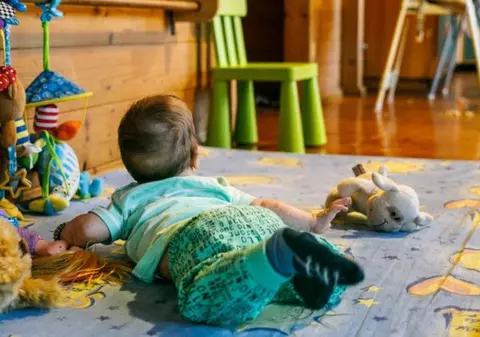 Numărul adopțiilor a crescut cu aproape 50% în acest an. Șefa Autorității care se ocupă de adopții: „70-80% dintre familii vor copii sub 7 ani. Aici e problema!”