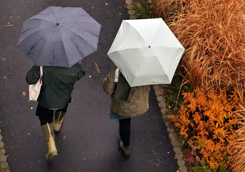 Meteorologii anunță ploi, lapoviță, ninsoare și vânt până sâmbătă dimineață