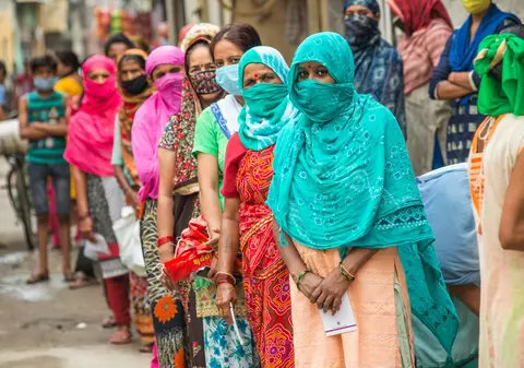 „Soțul vine acasă, o bate, apoi ea își curmă viața”. O femeie casnică se sinucide la fiecare 25 de minute în India