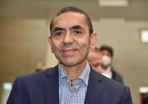 Șeful BioNTech, apel la calm în fața variantei Omicron. „Nu vă panicați, planul rămâne același”