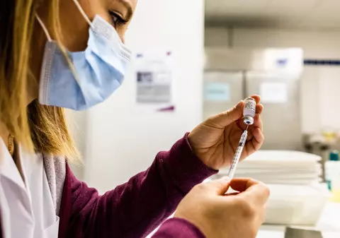 Primul studiu privind eficiența Pfizer în fața Omicron: doza a treia asigură protecția în fața bolii