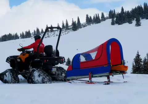 Turistă blocată în masivul Giumalău, într-o zonă cu vânt puternic. Salvamontiștii încearcă s-o recupereze