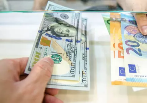 Cum se vede cursul valutar la sfârșit de an 2021