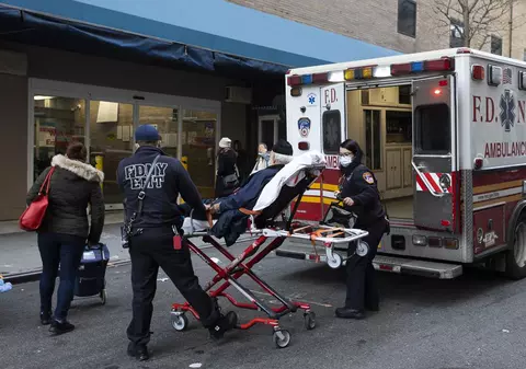 Sistemul de sănătate din New York, îngenuncheat de Omicron. 30% din personalul medical de urgență e bolnav