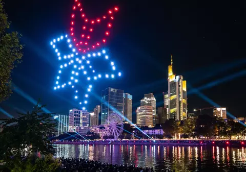 Spectacolele de lumini cu drone câștigă popularitate în fața focurilor de artificii. Care sunt avantajele