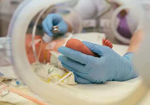 Dreptatea care se lasă așteptată. Trimis în judecată în primăvară, după 5 ani, dosarul bebelușilor morți cu infecție la spitalul din Suceava n-are încă termen