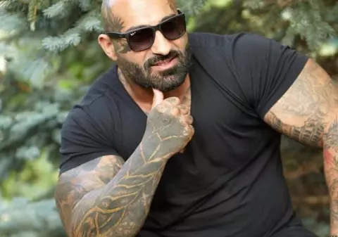 Un BMW de lux și 28.000 de euro i-a dat un român fiorosului Stripăru’, ca să nu-i taie urechea și să-i ucidă familia. Interlopul, condamnat