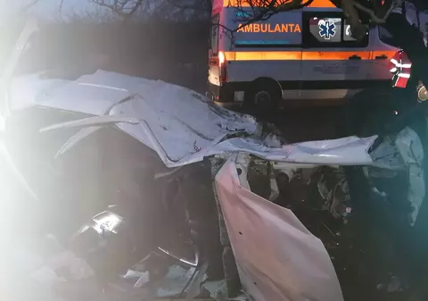 O femeia a murit într-un Logan răsturnat de o ambulanță în misiune, la Forăști, în Suceava