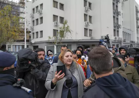 Soțul Dianei Șoșoacă, pus sub control judiciar pentru ultraj. Senatoarea și susținătorii ei au făcut scandal la Parchet