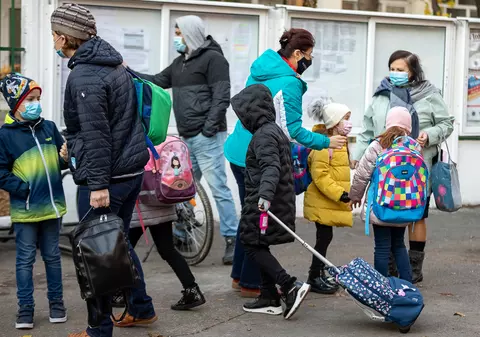 Prima școală din București care trece la cursuri online din cauza numărului mare de cazuri COVID