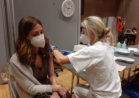 Vaccinarea anti-COVID devine obligatorie în Italia pentru mai multe categorii de angajați