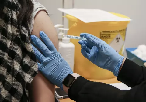 Vaccinarea cu doza 4 ar putea fi necesară mai devreme decât s-a estimat, spune șeful Pfizer