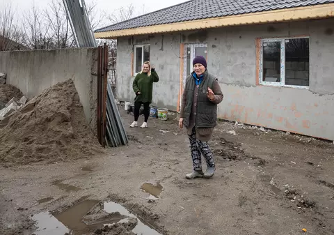 O casă în dar pentru o familie rămasă pe drumuri în prag de Sărbători. Consătenii le-au ridicat o nouă locuință într-o lună