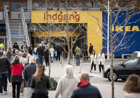 Zeci de oameni, nevoiți să-și petreacă noaptea în Ikea din cauza unei furtuni de zăpadă