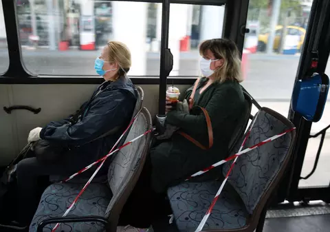 Grecii vor fi obligați să poarte câte două măști în supermarketuri și în mijloacele de transport în comun