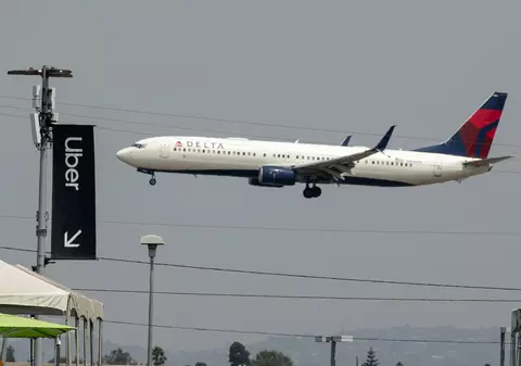 Un avion american aflat în zbor spre China a fost întors din drum din cauza noilor restricții anti-COVID-19