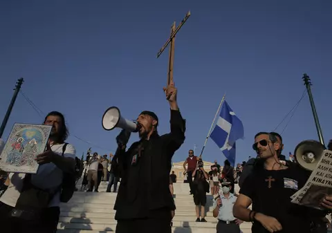 Director de liceu din Grecia încătușat de un grup de antivacciniști și dus la poliție pentru că aplica restricții pandemice