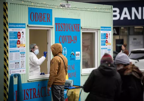 Țara cu cea mai ridicată rată de infectare cu COVID din lume ridică parțial lockdown-ul