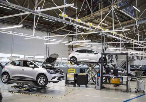 Impactul trecerii la mașinile electrice: 500.000 de europeni vor râmâne fără locuri de muncă. Câți români lucrează în industria auto