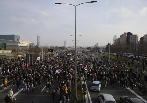 Mii de oameni au blocat drumurile din Serbia, după ce Guvernul a permis exploatarea resurselor minerale de către companii străine