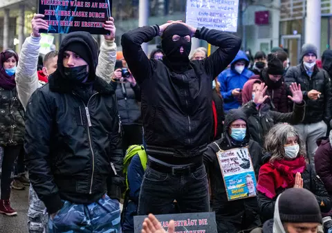 Ciocniri violente cu poliția la protestele față de noile restricții, în Germania