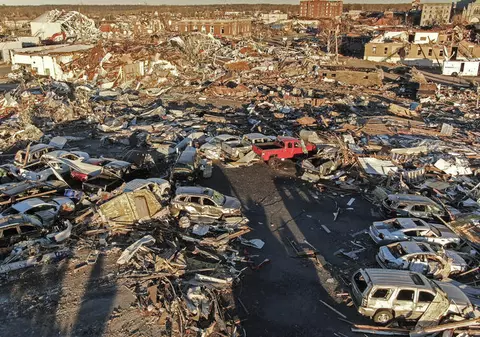 „Tot orașul a dispărut”. Mărturii de groază în urma tornadelor care au ucis 100 de oameni în SUA