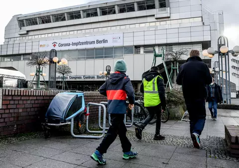 Experți din Germania: Cu varianta Omicron, pandemia intră „într-o nouă dimensiune”