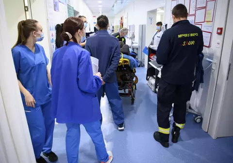 Studiu: Riscul de internare în spital cu Omicron este cu până la 45% mai mic decât la varianta Delta de COVID-19
