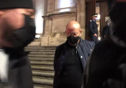 Gărzile de corp ale lui Piedone i-au dat peste aparat fotoreporterului Libertatea. Iată singura fotografie