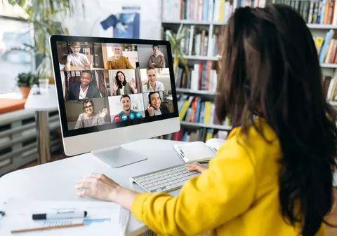 Directorul unei companii și-a concediat 900 de angajați prin Zoom