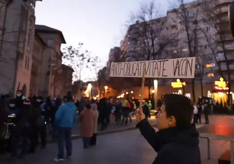 Noi proteste antivaccin în Piața Universității din București, sâmbătă seară