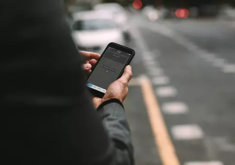 Ride-sharing versus „înainte era mai bine”. Câteva gânduri după o conversație pe roți