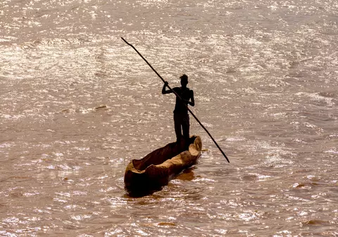 Zeci de cadavre au fost găsite plutind pe un râu din Kenya: „Nu știu cine îi omoară pe oameni și îi aruncă aici”