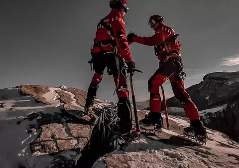 Un clujean a murit în Munţii Făgăraş, după ce a căzut şi s-a izbit de stânci, iar o femeie a căzut 200 de metri în Bucegi