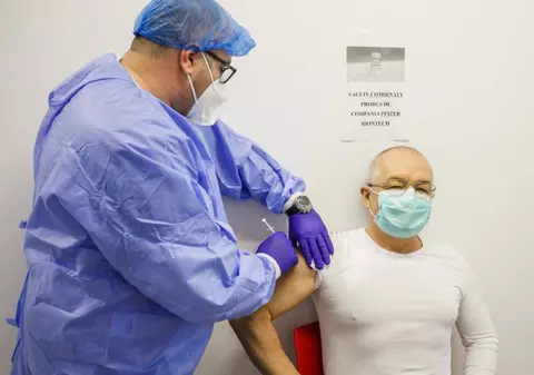 Emil Boc anunţă că s-a vaccinat cu doza booster