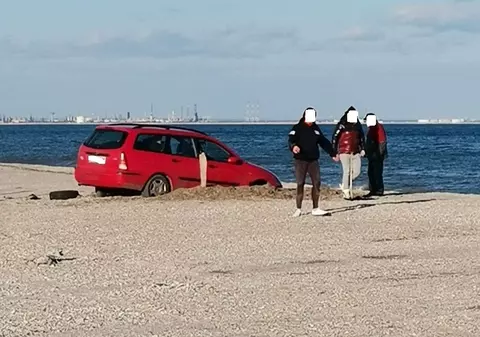 Șofer amendat după ce a intrat cu mașina pe plajă și a rămas blocat în nisip, la Constanța